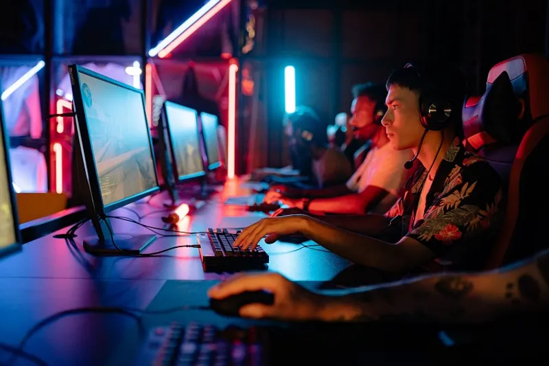 Step-by-step guide to launching an eSports gaming station, covering setup, equipment, and business strategies.