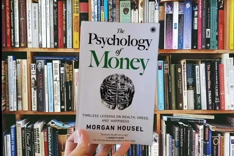 Summary of 'The Psychology of Money' book highlighting key financial lessons on behavior, wealth, saving, and smart money management strategies.